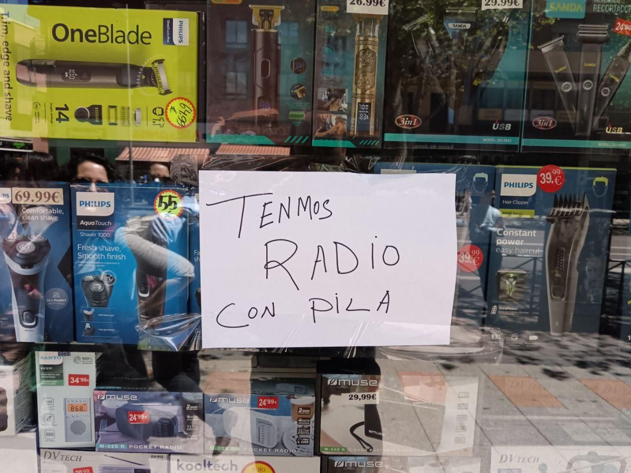 Cartel de una tienda de electrodomésticos este lunes en Madrid