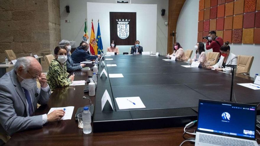 Reunión del Gobierno regional con la presencia, al fondo a la izquierda, de la ministra de Sanidad Carolina Darias