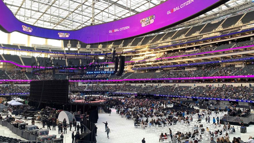 Miles de personas asisten al concierto "Vax Live", el primer gran evento musical celebrado en EE.UU. desde el inicio de la pandemia, este domingo en el SoFi Stadium de Inglewood, en el condado de Los Ángeles, California. EFE/Javier Romualdo