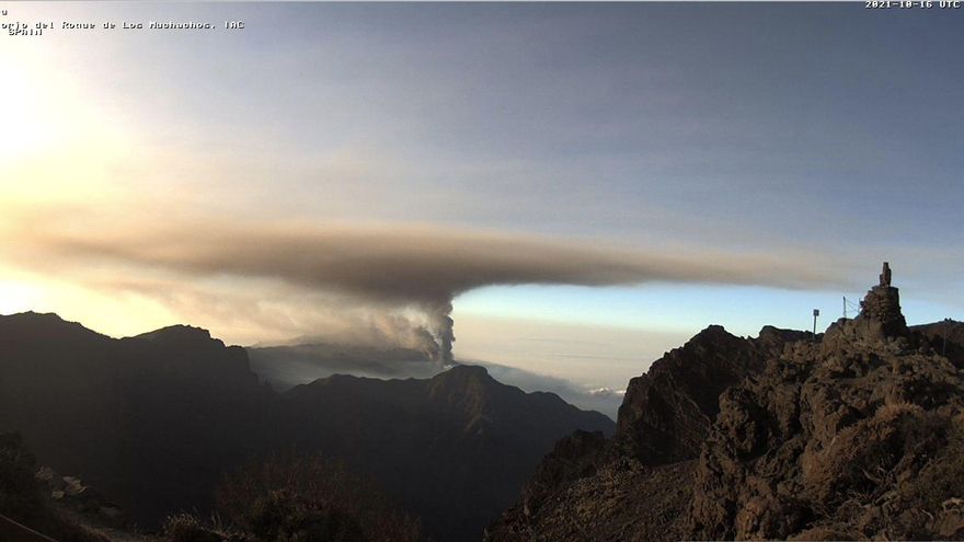 La nube volcánica,  este sábado, vista desde  el Roque de Los Muchachos. Imagen captada de la wwbcam del IAC en el Roque.