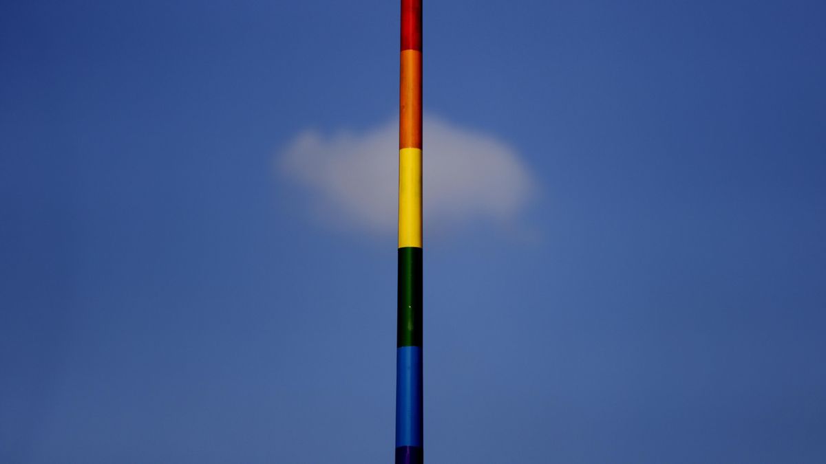 Una farola de la ciudad de A Coruña con los colores del arcoíris, símbolo del movimiento LGTB+, en el primer aniversario del asesinato de Samuel Luiz.