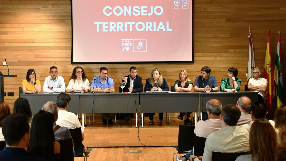 Caras serias en la primera reunión del Consejo de alcaldes y concejales del PSOE de La Rioja