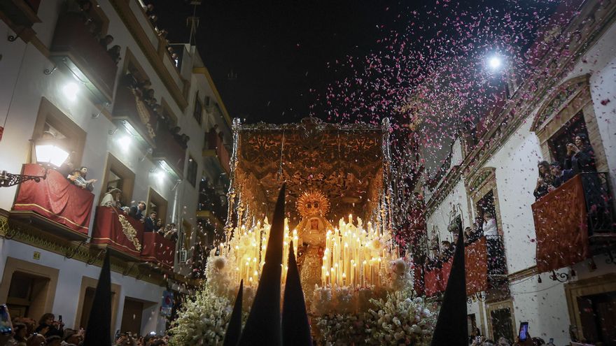 De la Madrugá a los Salzillos: fieles y visitantes no se pierden el paso del Viernes Santo