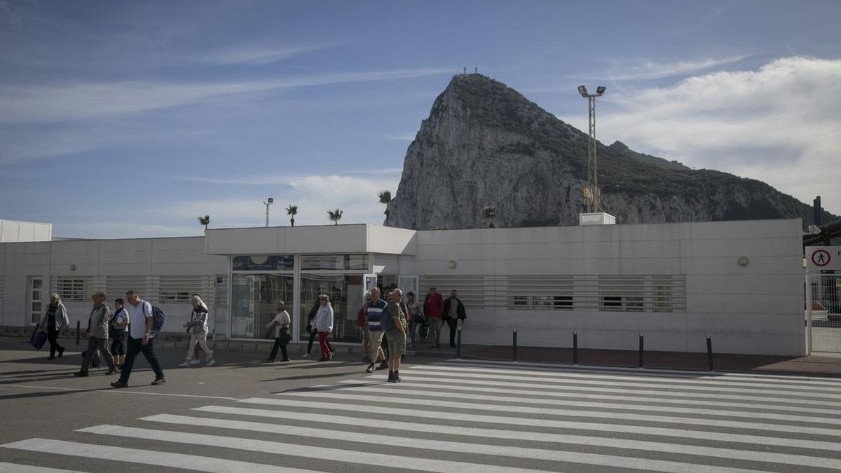 Intentan cruzar la frontera con Gibraltar para llevar a menores a centros escolares en el Peñón