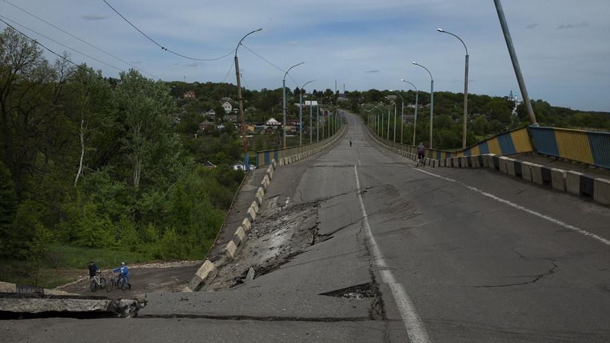 Carretera destruida en Járkov, Ucrania