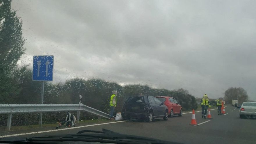 Algunos de los cinco vehículos implicados en la colisión múltiple de esta mañana en la autovía León-Burgos en la provincia leonesa.