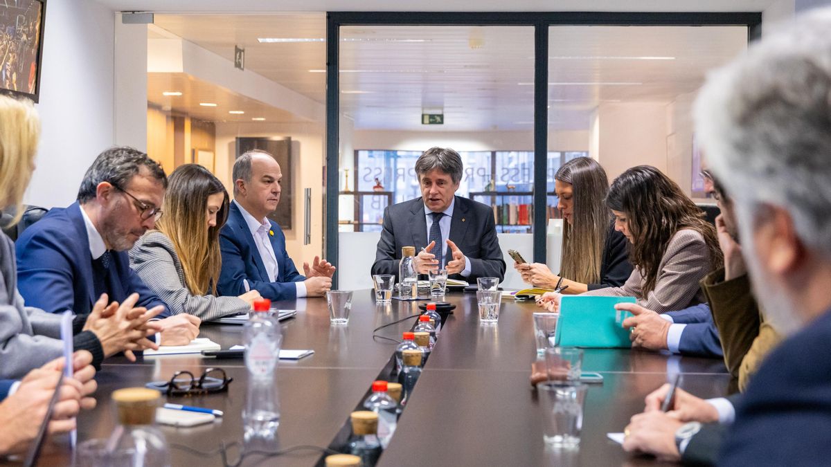El líder de Junts, Carles Puigdemont, preside una reunión de Junts, a 17 de enero de 2025, en Bruselas (Bélgica).