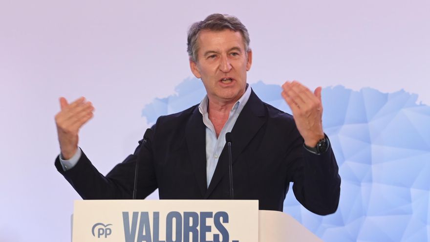 El presidente del Partido Popular, Alberto Núñez Feijóo, interviene durante un acto del Partido Popular, en el Hotel Hiberus.