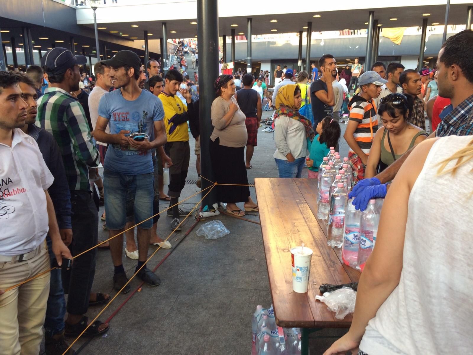 Refugiados en la estación de Keleti (LAURA ACOSTA)