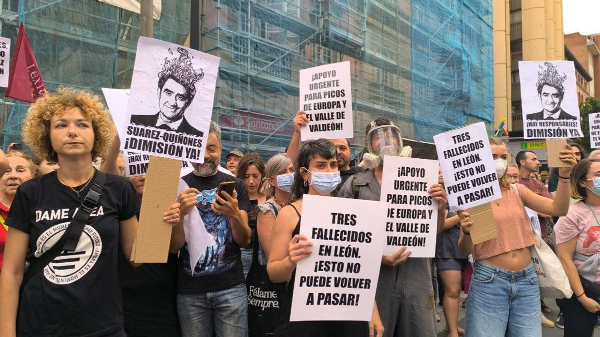 Pancartas exigiendo la dimisión de Quiñones por los incendios incontrolados en León.