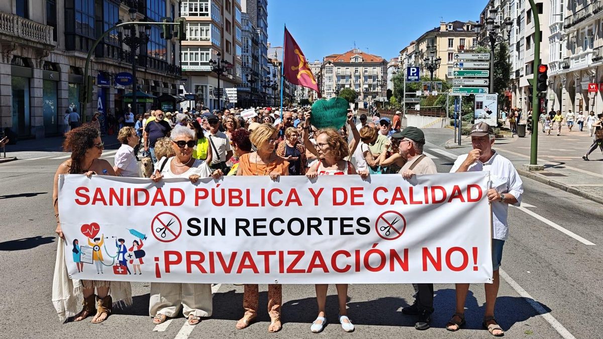 Más de un millar de personas se manifiestas en Santander frente a la "estrategia de desmantelamiento" de la sanidad pública