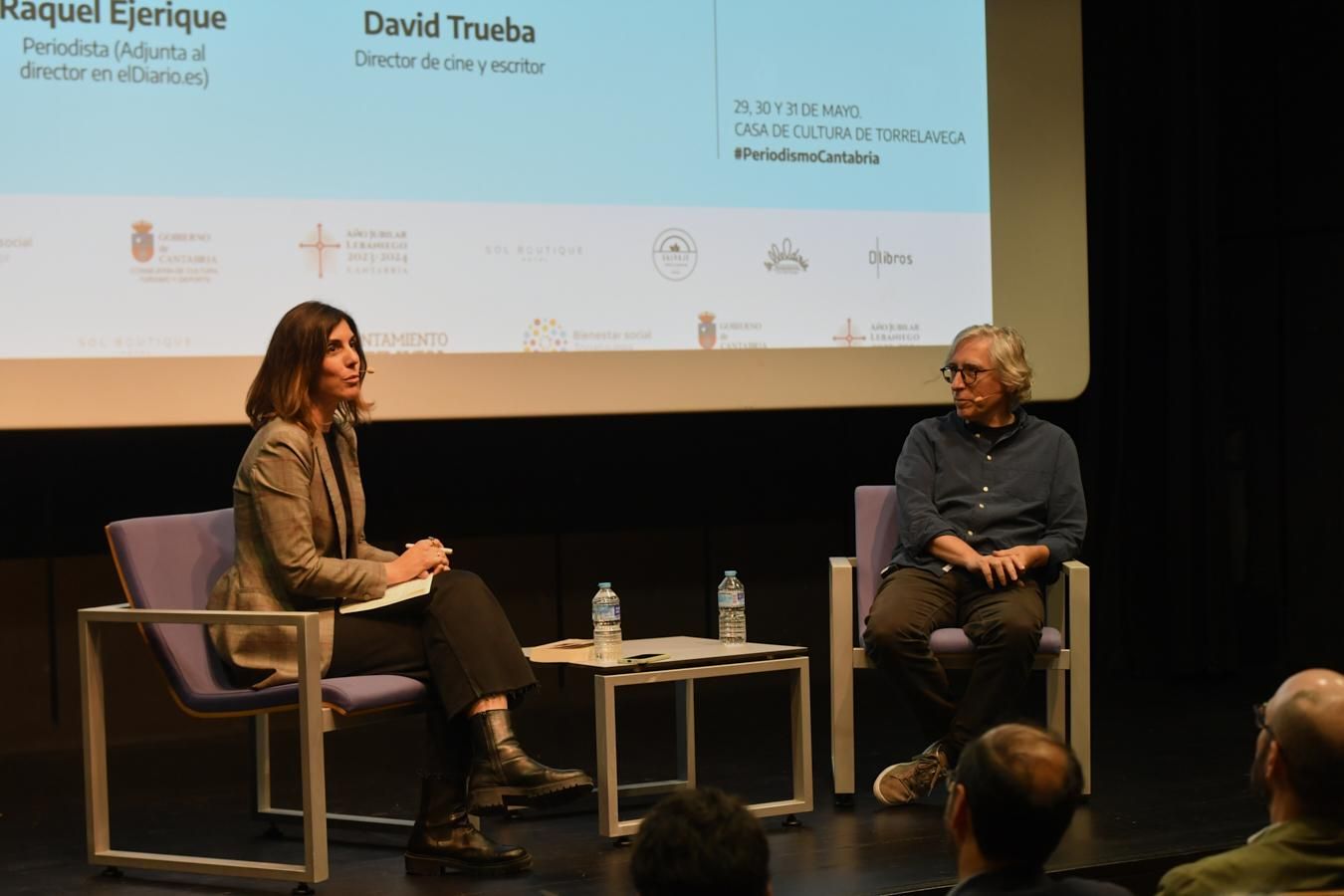 Ejerique y Trueba se dirigen al público.