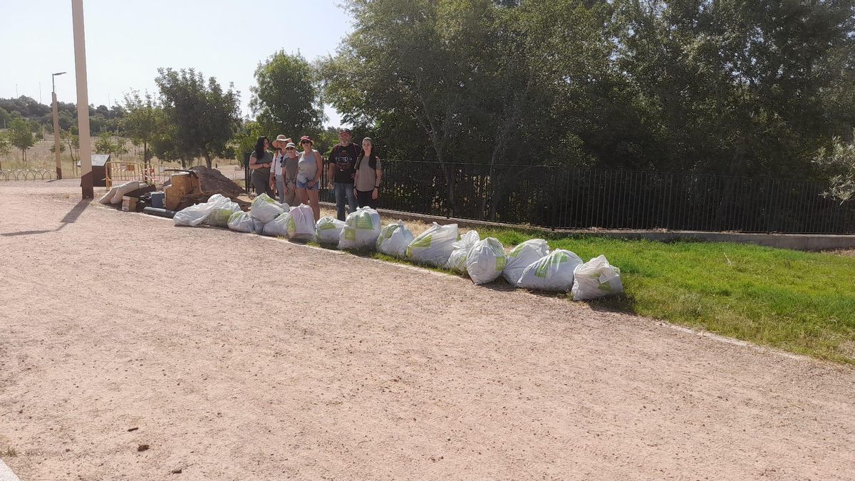 Un grupo de voluntarios recoge en el arroyo Pedroche 7.500 kilos de basura