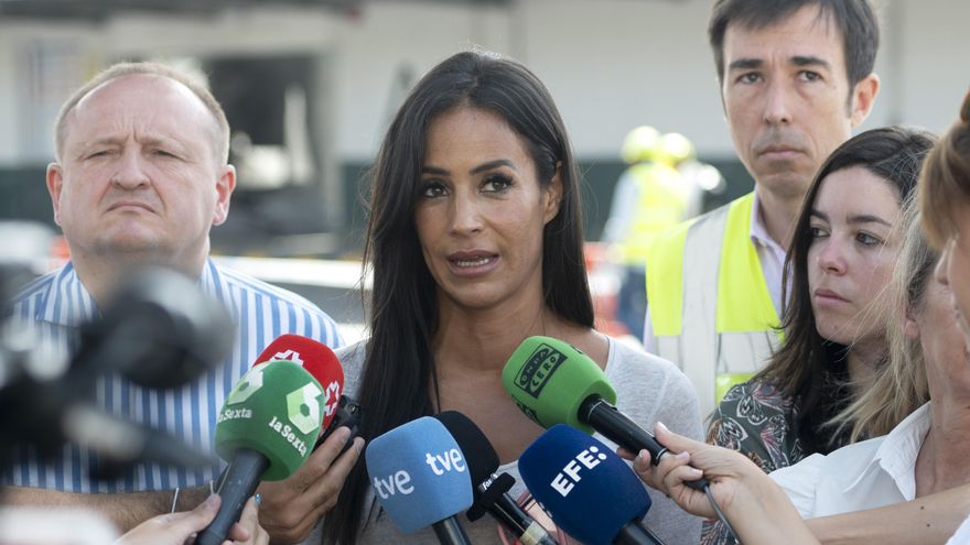 La vicealcaldesa de Madrid, Begoña Villacís, responde a los medios durante su visita a la nave de frutas de Mercamadrid.