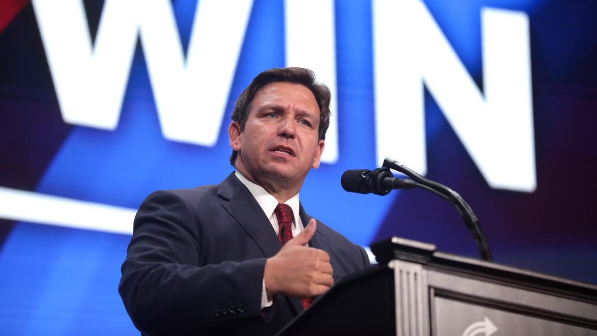 DeSantis refuerza su perfil como ejecutor implacable de la agenda migratoria de Trump, entre elogios conservadores y denuncias por violaciones a los derechos humanos.
