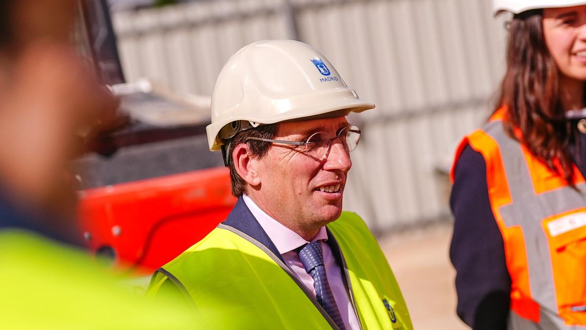 El alcalde Almeida, durante la visita a unas obras en La Castellana este miércoles