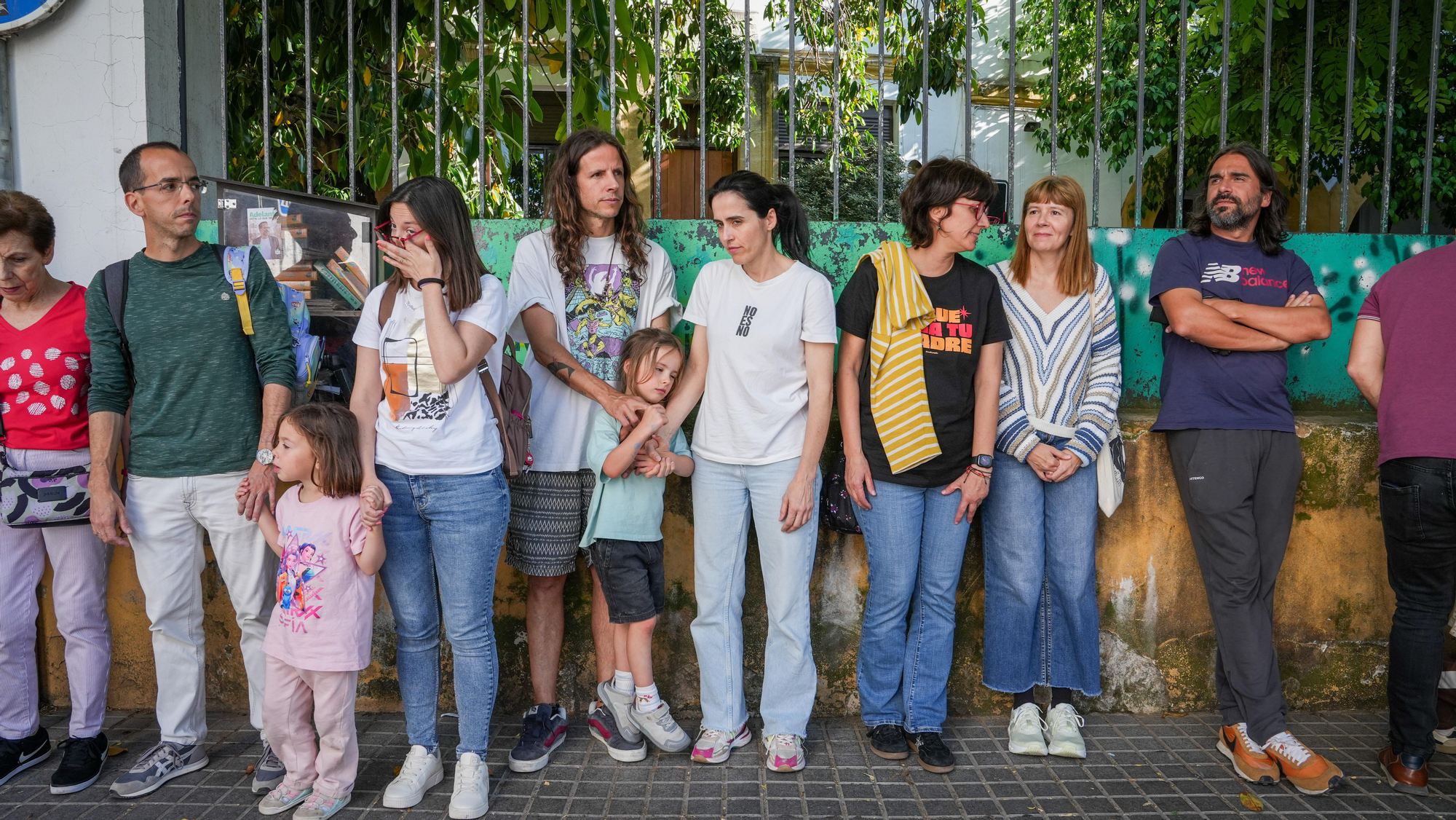 Las familias de Infantil de tres años del CEIP López Diéguez celebran un abrazo colectivo en señal de defensa de la escuela pública