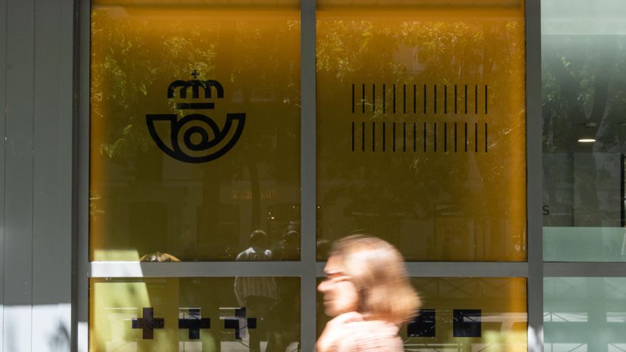 Fachada de una oficina de correos, a 13 de julio de 2023, en Madrid, (España).