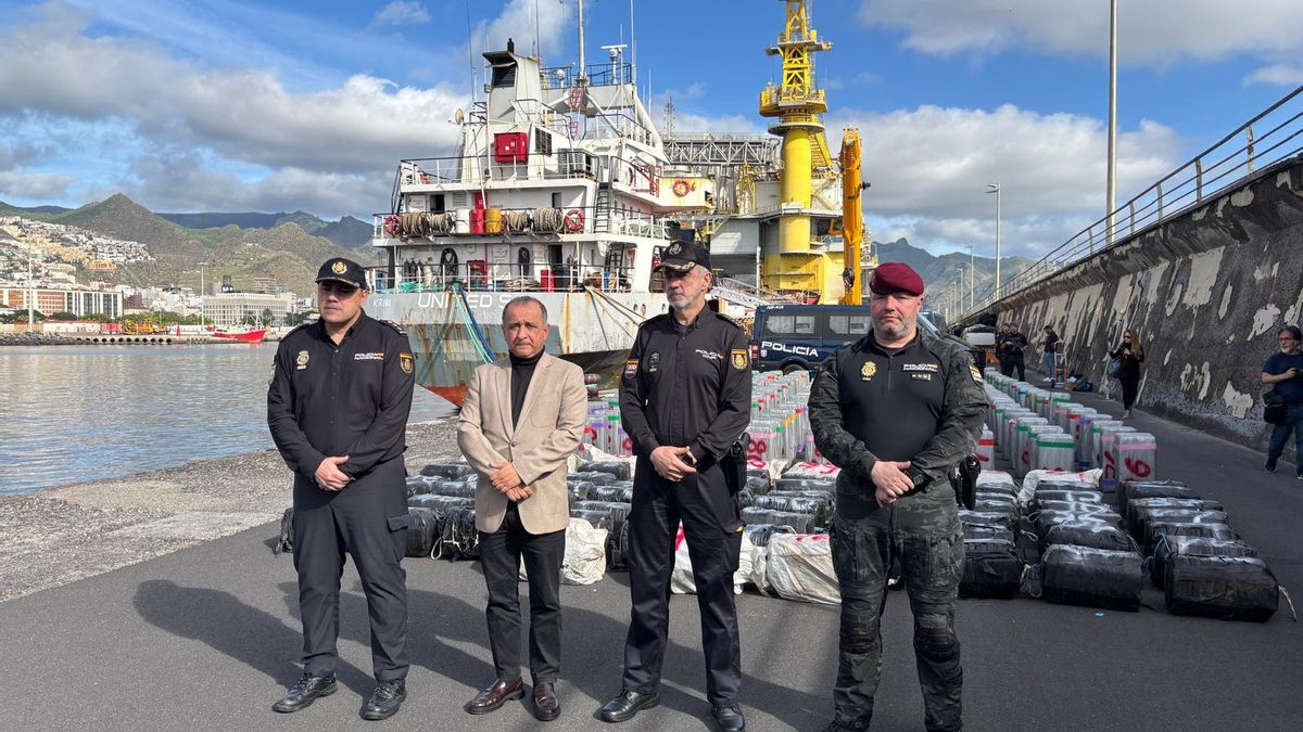Miembros de la operación Marea Blanca posan junto al buque y la droga, ya descargada en el puerto de Santa Cruz de Tenerife.