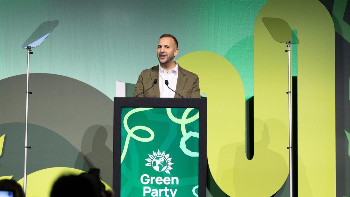 El líder del Partido Verde de Inglaterra y Gales, Zack Polanski, en su congreso en  Brighton, Inglaterra, el 2 de octubre.