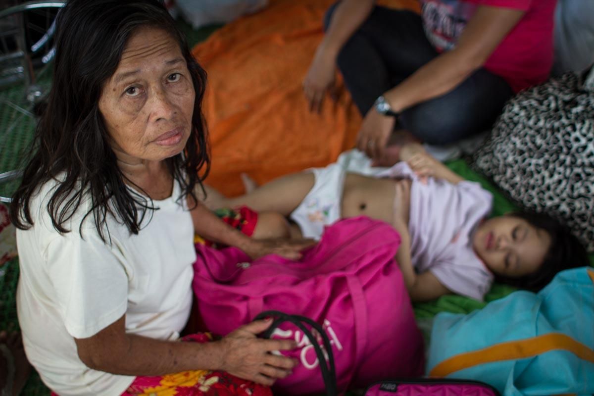 Familias evacuadas y niños del tifón Yolanda reciben las primeras y más básicas ayudas del gobierno y las organizaciones internacionales en Tacloban el 13 de noviembre de 2013./Daniel Burgui