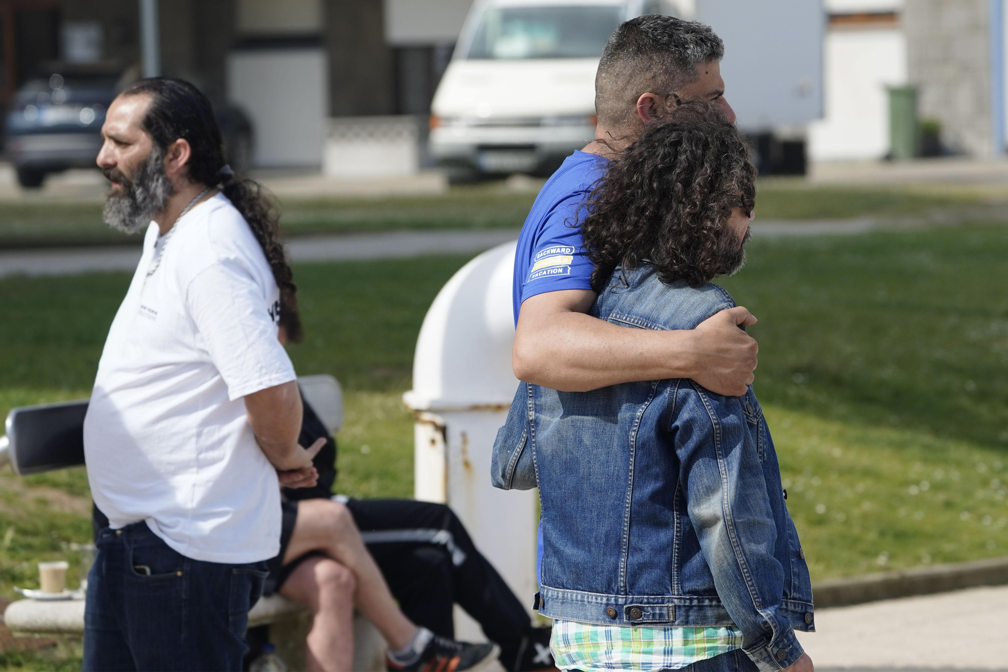 El padre de Iyán Fariña, a la derecha, junto a otros familiares sigue las labores de búsqueda del joven avilesino desaparecido en la playa de Salinas, en Asturias.