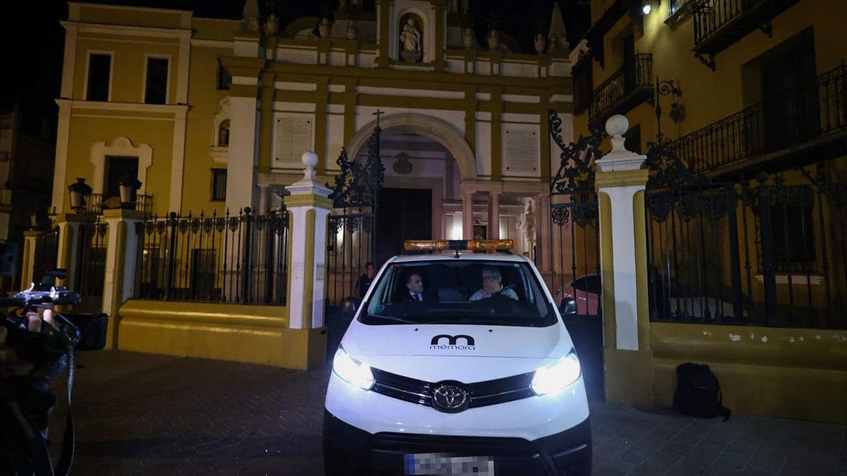 Coche de la funeraria en la basílica durante la exhumación de Queipo de Llano.