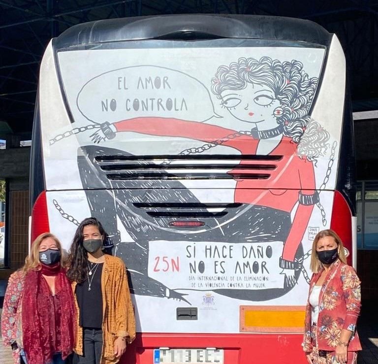 Sara Fratini junto a Charo González y Elena Pais en una de las guaguas que llevan la viñeta.