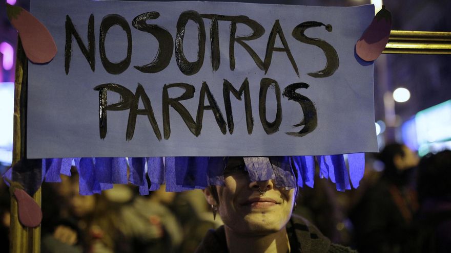 Pancarta "Nosotras paramos", uno de los lemas de la huelga feminista de 2018, en la manifestación de Madrid.