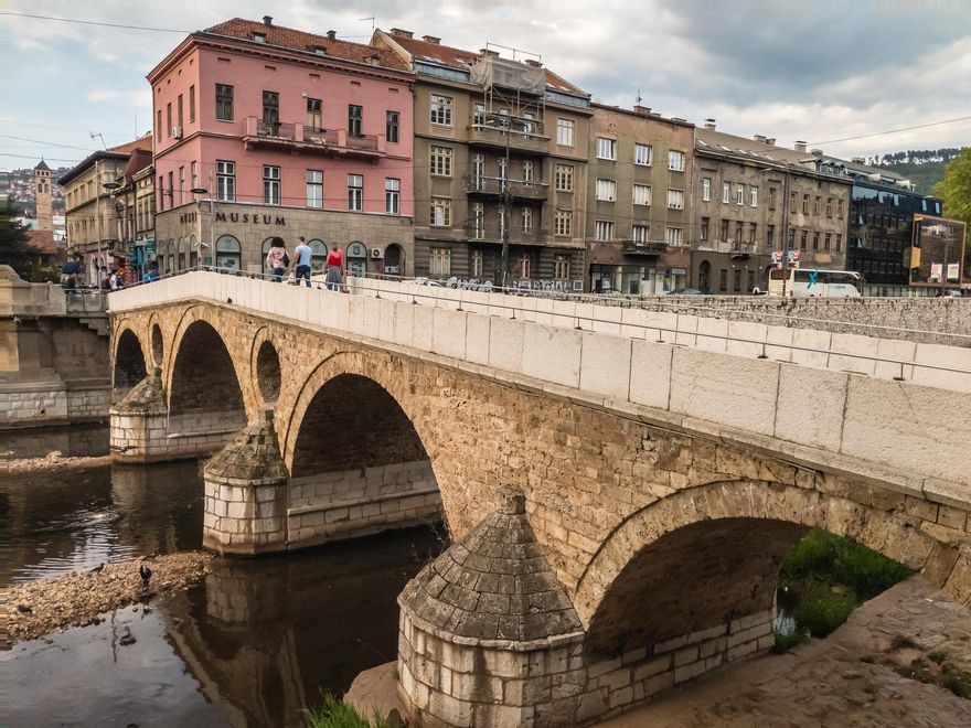 No es el rincón más bonito de la ciudad pero sí uno de los lugares con más significado histórico de Europa: Puente Latino, el lugar donde se 'inició' la Primera Guerra Mundial.