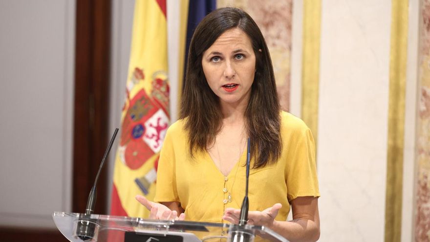 La secretaria general de Podemos, Ione Belarra, ofrece declaraciones a los medios durante la celebración de una sesión extraordinaria del Pleno del Congreso de los Diputados, a 23 de julio de 2026, en Madrid (España).