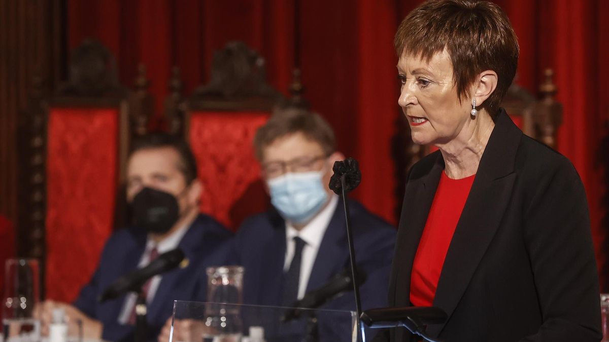 La rectora de la Universitat de Valencia, Mavi Maestre, interviene durante el acto de investidura.