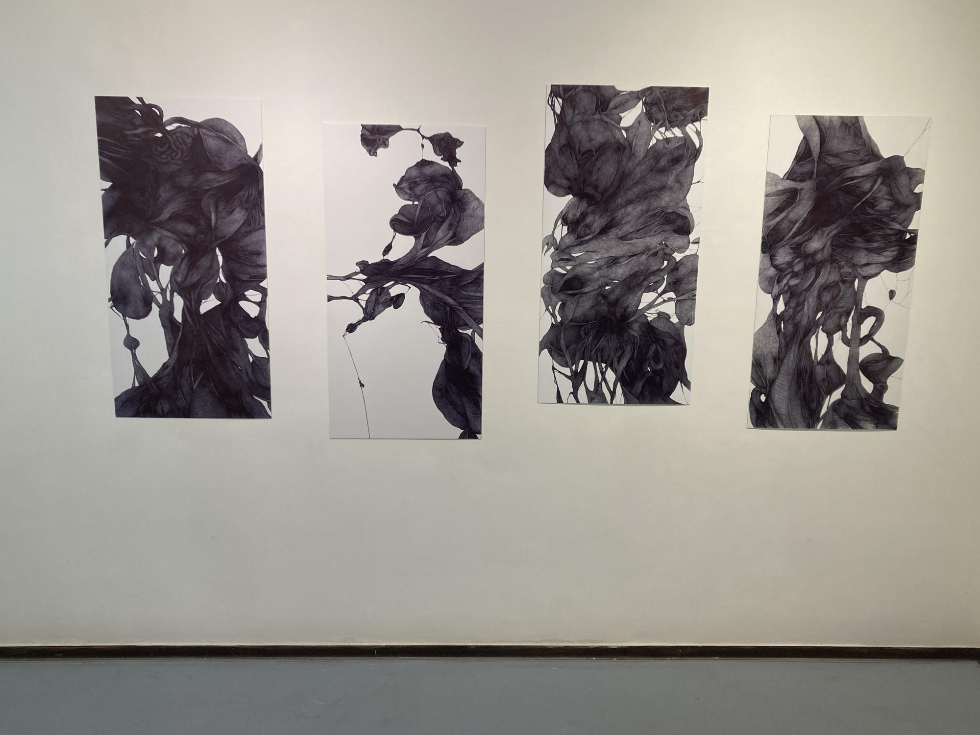 Láminas de PVC con dibujos hechos con tinta de bolígrafo.