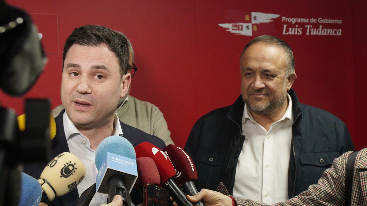 El secretario provincial del PSOE de León, Javier Alfonso Cendón, y el secretario comarcal del Bierzo, Gerardo Álvarez Courel.