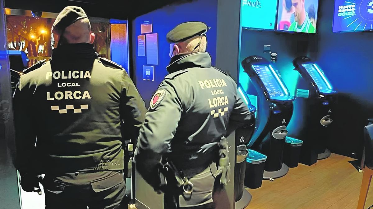 Dos agentes realizan una inspección en uno de los salones de juego implantados en el municipio.