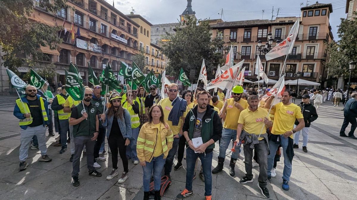 Cinco sindicatos se concentran en Toledo para exigir campañas de extinción de incendios de al menos 122 días