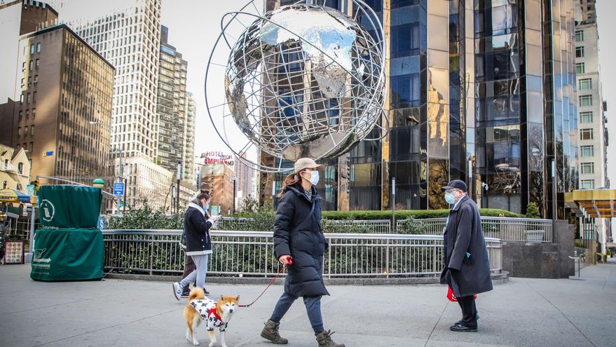 La gente usa máscaras para protegerse de la pandemia de coronavirus (COVID-19) mientras caminan por Central Park.