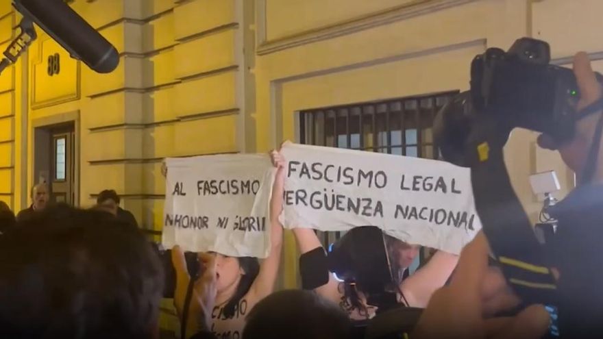 Activistas de Femen irrumpen en la misa por Franco en Madrid.