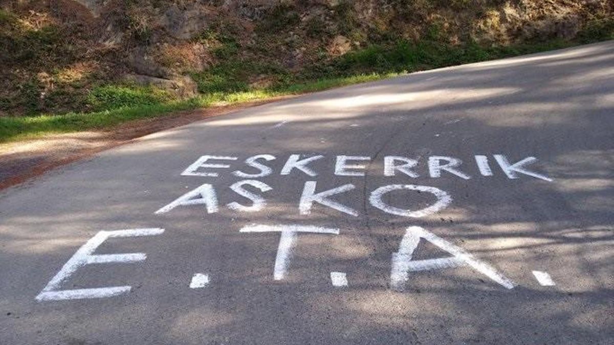 Pintada a favor de ETA en una carretera de Llodio al paso de la Itzulia