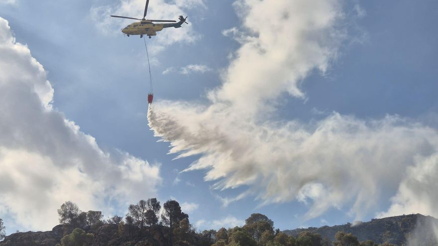 Un helicóptero con helibalde con agua de balsas próximas intentando apagar el incendio de la Cresta del Gallo en el parque regional de Carrascoy y El Valle, Murcia