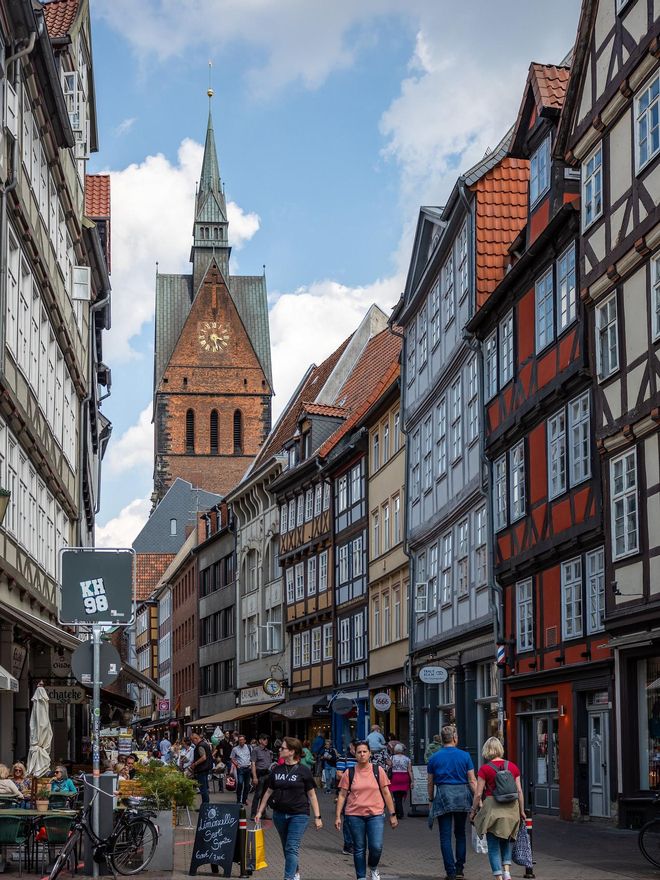 La torre de la Catedral de Hannover emerge tras los edificios del casco histórico.