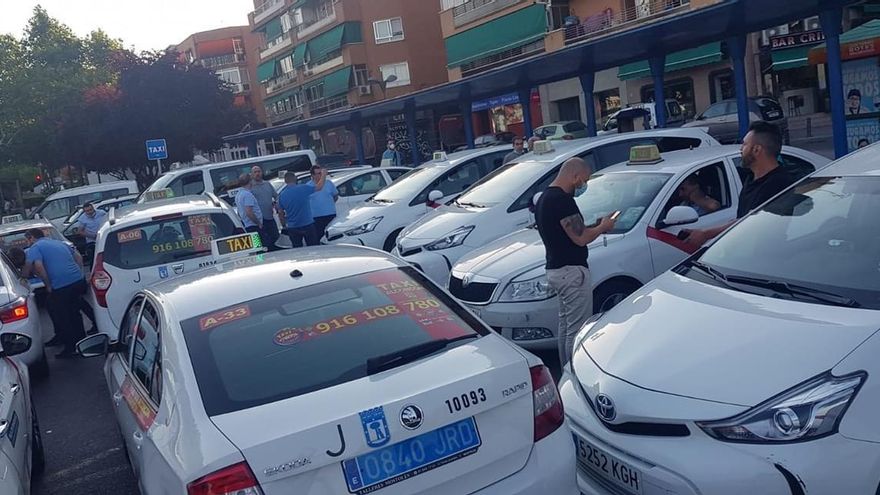 Taxistas esperando en la parada de Alcorcón, municipio integrado en el área de prestación de la capital