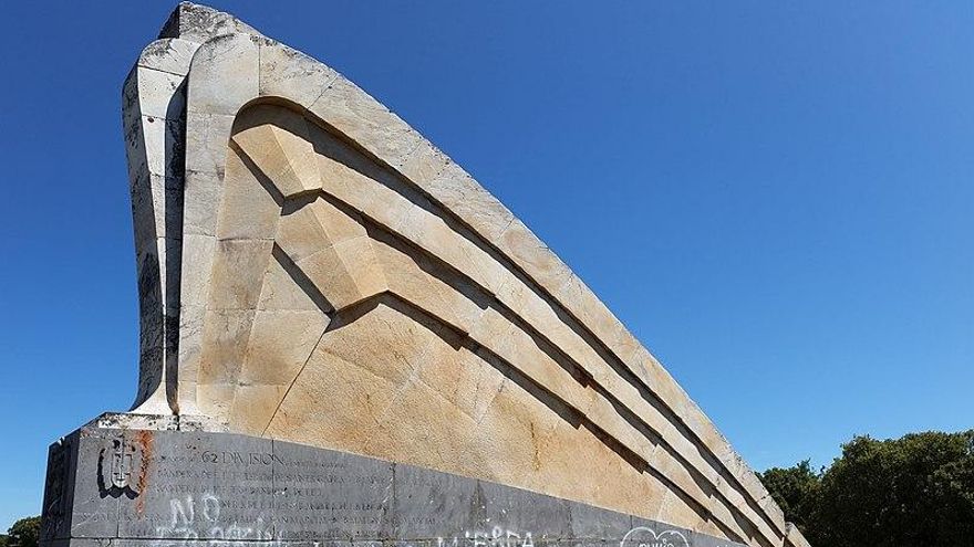 Monumento a la columna Sagardía Carretera N623 Alfoz de Bricia (Burgos).