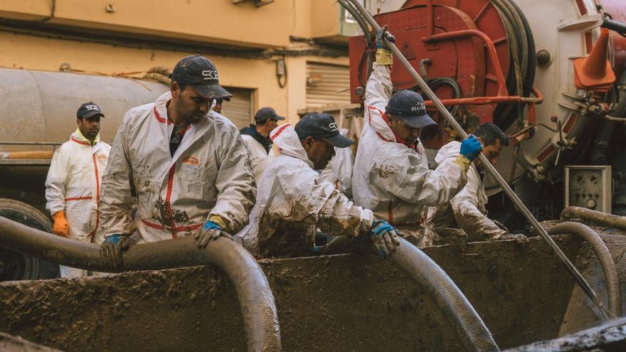 Un día con los operarios marroquíes que siguen en las zonas de la DANA: “Hemos venido a trabajar, no a descansar”