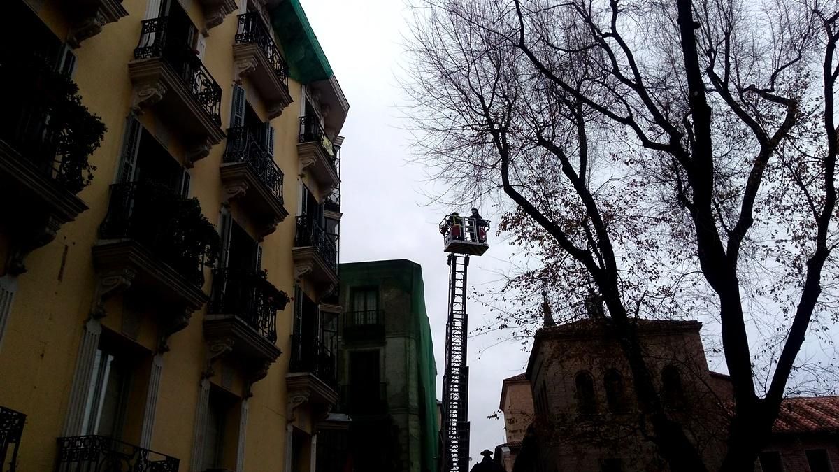 Retirada con escala de los cascotes de la cornisa desprendida