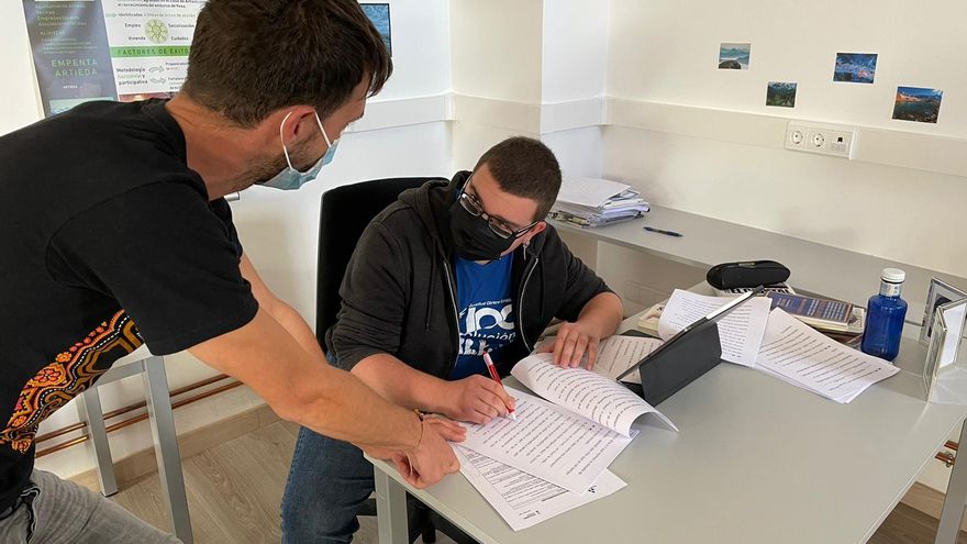 Miguel Mariñoso, el filósofo municipal de Artieda, sentado en su mesa de trabajo