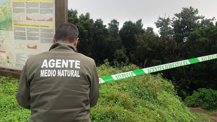 Un agente forestal precinta un acceso en Santa Cruz de Tenerife.