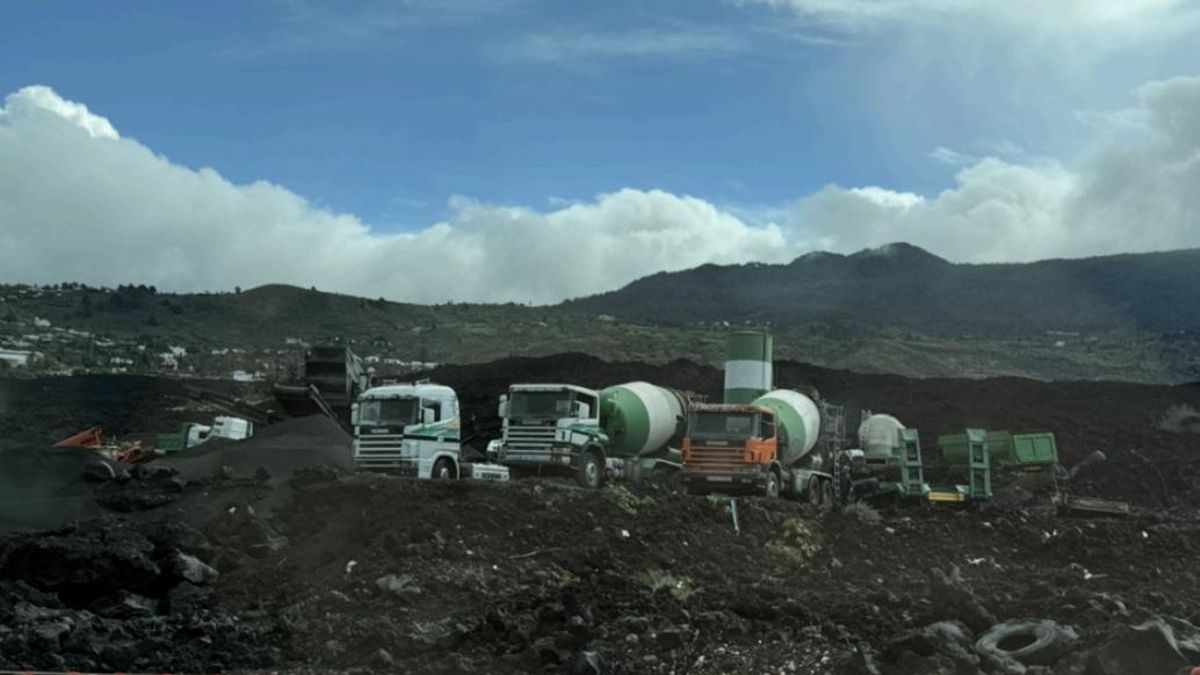 Camiones en la cantera creada sin permiso en la colada del volcán de La Palma.