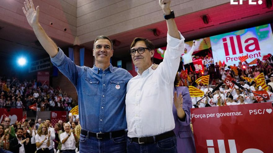 BARCELONA, 10/5/2024.- El presidente del Gobierno, Pedro Sánchez (I) y el candidato a la presidencia de la Generalitat, Salvador Illa (d) durante su asistencia al acto final de campaña del PSC en Barcelona. EFE/Enric Fontcuberta