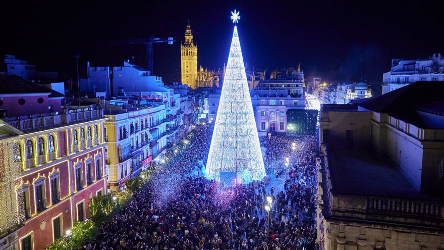 Multitudinario debut en Sevilla del árbol de Navidad led más grande de Europa